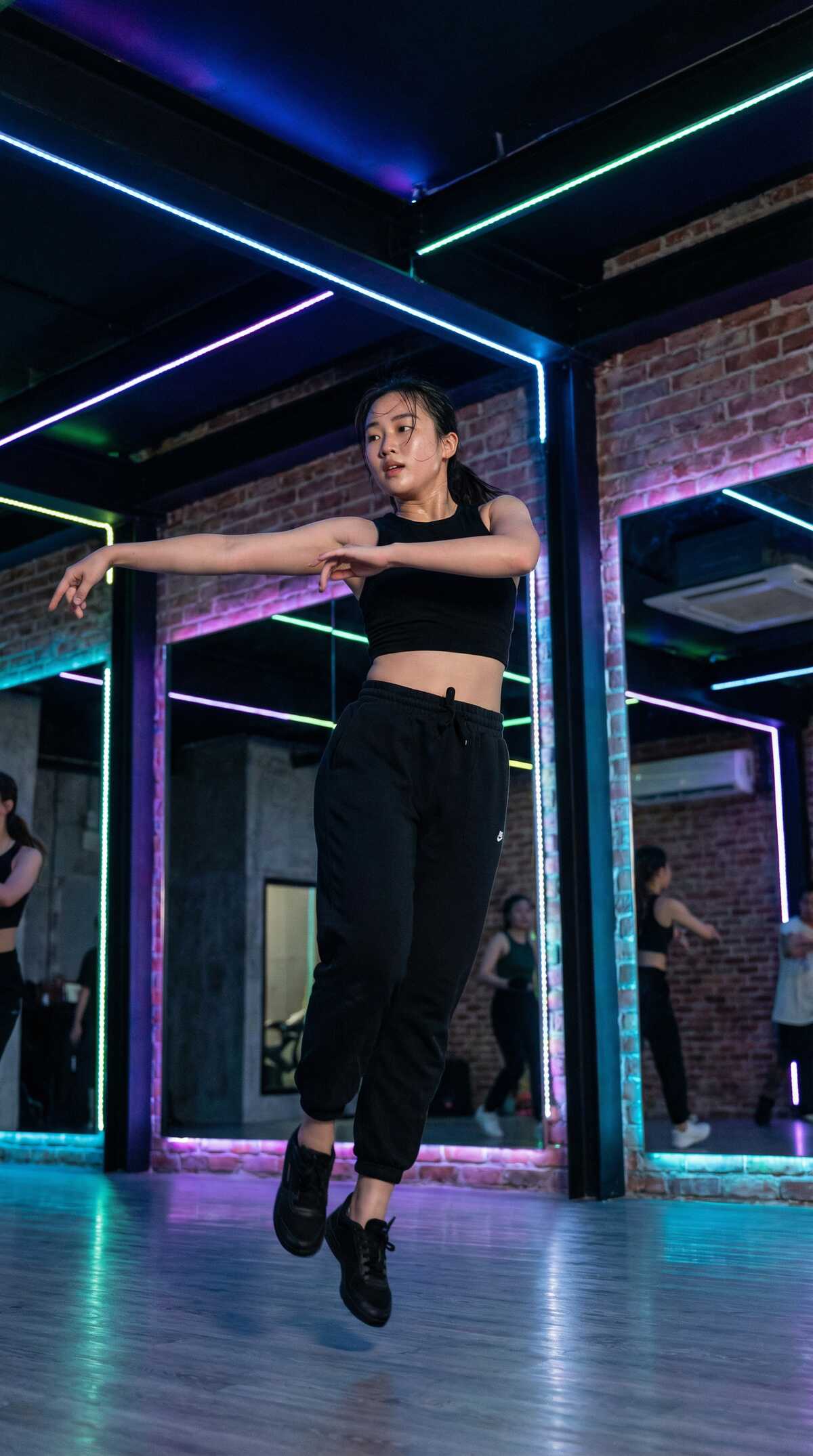 日本三级文化研究员周雅文